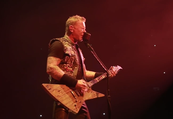 Hetfield onstage (again) (image: guitarworld.com)
