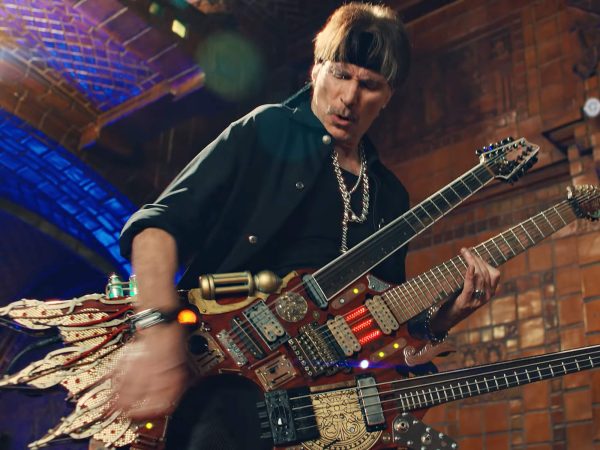 Steve Vai playing The Hydra (image:guitar.com)